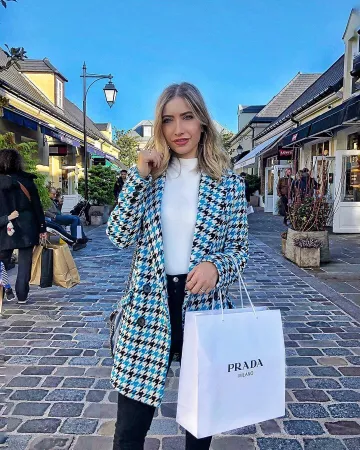 Abrigo Houndstooth de Sarah Baitamouni Rabbat en la cuenta de Instagram @sarahbtm