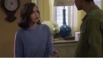 Autre Côté de la Rayure Bleu à Capuche porté par Ramona Gibbler (Soni Nicole Bringas) dans Fuller House Saison 5 Épisode 2