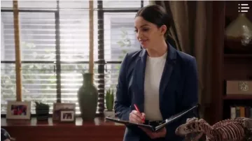 Theory Navy Fitted Tailored Blazer usado por Diana Barea (Ana Villafañe) en Sunnyside Temporada 1 Episodio 10