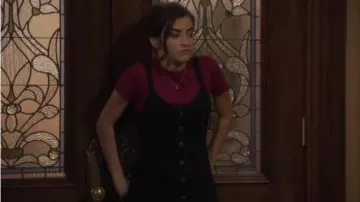 Topshop Noir Mini Robe portée par Ramona Gibbler (Soni Nicole Bringas) dans Fuller House Saison 5 Épisode 2