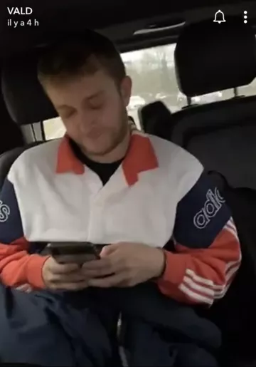 Le pull ou veste Adidas porté par Vald lors d'un live sur Insta