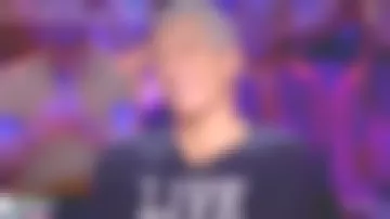 Le pull col rond homme, imprimé 'LIVE' en laine mérinos de Nagui dans Ça ne sortira pas d'ici !