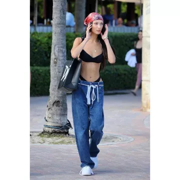 Pañuelo estampado de mango usado por Bella Hadid Miami 4 de diciembre de 2019