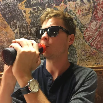 La montre bleue de John Karna sur son compte Instagram @johnny_karn