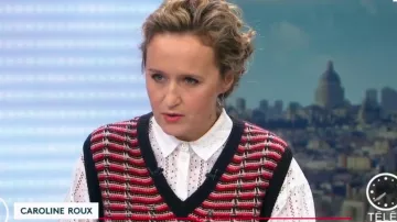 The sweater V sleeveless point tricolor openwork of Caroline Roux in Télématin