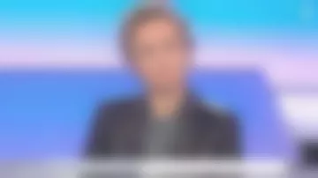 La veste slim en cuir noir de Caroline Roux dans C dans l'air