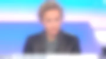 La chemise col classique imprimée en crêpe Noir de Caroline Roux dans C dans l'air