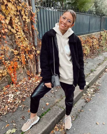 Las zapatillas de velocidad beige de Balenciaga usadas por Marie en la cuenta de Instagram de @mcg____