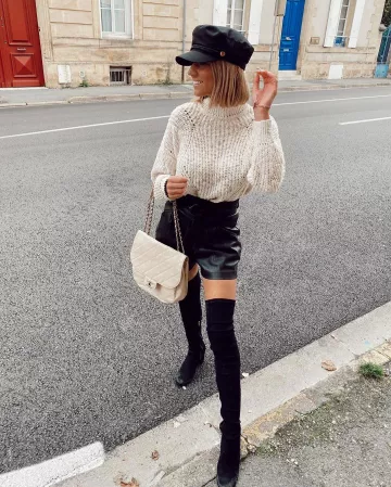 The thigh-high black suede worn by Mary on the account Instagram of @mcg____