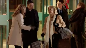 L'écharpe blanche de Patricia Faber (Erin Gray) dans Un Noël (presque) parfait