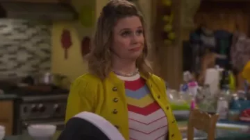 Chaqueta de punto de mostaza Modcloth usada por Kimmy Gibbler (Andrea Barber) en Fuller House Temporada 5 Episodio 3