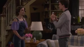 H&M Denim Foncé, Bleu Combinaisons portées par Ramona Gibbler (Soni Nicole Bringas) dans Fuller House Saison 5 Épisode 3