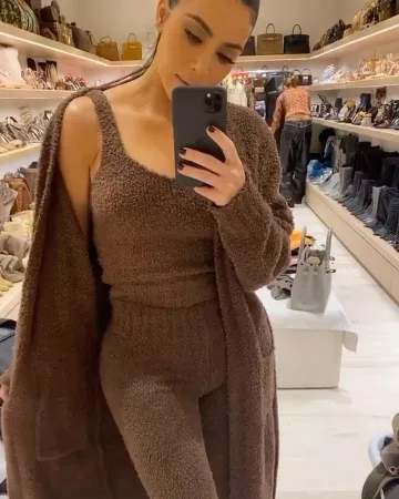 Skims Cozy Knit Robe in Cocoa usada por Kim Kardashian Instagram Stories noviembre 9, 2019
