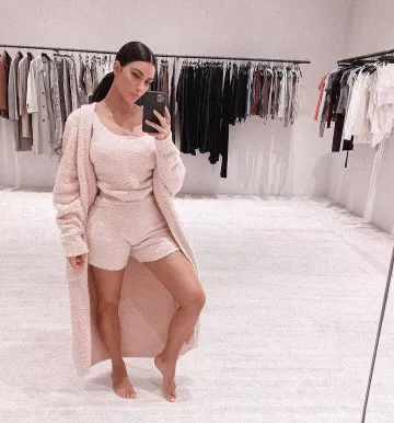 Skims Cozy Knit Robe in Dusk usada por Kim Kardashian Instagram diciembre 9, 2019