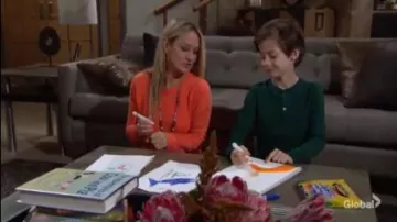 Aqua cachemire de Haute/Basse Pull en Cachemire porté par Sharon Collins (Sharon Cas) comme on le voit sur les Jeunes et Les Agités du 7 décembre 2019