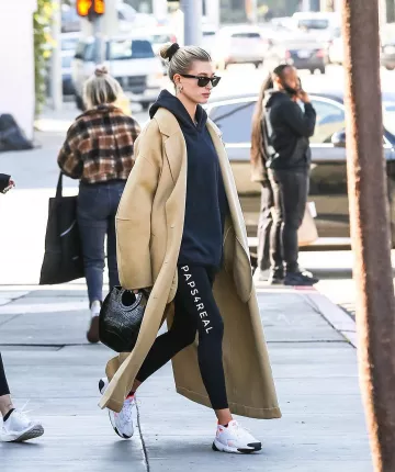 Bolso de cuero Staud Frida usado por Hailey Baldwin Los Ángeles 9 de diciembre de 2019