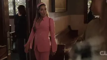 Rose Crêpe Blazer porté par Cristal Carrington (Daniella Alonso) dans la Dynastie Season03 Episode08
