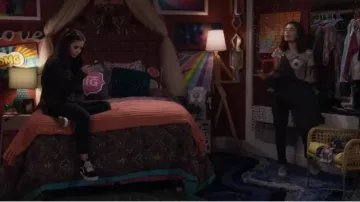 Vans Black High Rise Sneakers usadas por Rocki (Landry Bender) en Fuller House Temporada 5 Episodio 4