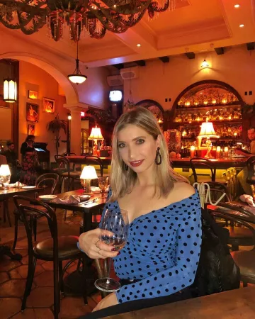 Traje de lunares de Sarah Baitamouni Rabbat en la cuenta de Instagram @sarahbtm