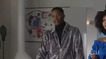 Sil­ver Se­quined Print Jack­et worn by Jeff Colby (Sam Adegoke) in Dynasty Season03 Episode08