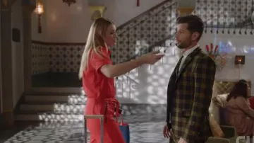 Rouge Ceinture Combinaison portée par Kirby Anders (Maddison Brun) dans la Dynastie Season03 Episode08
