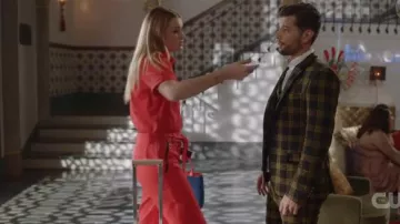 Bleu Cuir Sac Shopper porté par Kirby Anders (Maddison Brun) dans la Dynastie Season03 Episode08