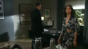 Guess Shay Pantalones Palazzo impresos usados por Gabi Hernández (Camila Banus) como se ve en Days of Our Lives 6 de diciembre de 2019