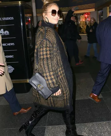 Coach Tabby Shoulder Bag usado por Jennifer Lopez Llegando a Saturday Night Live 7 de diciembre de 2019