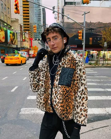 Chaqueta de lana de leopardo de Lythan Cottaz en la cuenta de Instagram @lythancottaz