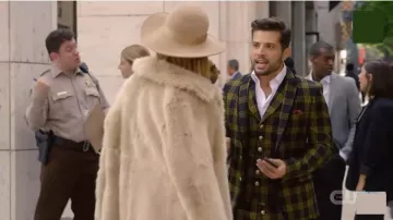 Gris Cheked Veste portée par Sam Jones (Rafael de la Fuente) dans la Dynastie Season03 Episode08