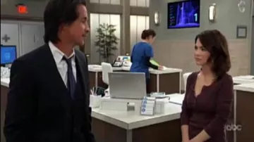 Splendid Distressed Thermal Long Sleeve Henley en Berenjena usada por Lulu Spencer (Rebecca Herbst) vista en general el 7 de diciembre de 2019