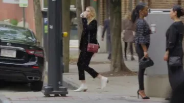 Cadre Noir Brodé de Velours Pantalon porté par Kirby Anders (Maddison Brun) dans la Dynastie Season03 Episode08