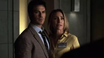 Theory Yellow Fitted Blouse usada por Jess (Jessica Harmon) en V Wars Temporada 01 Episodio 01