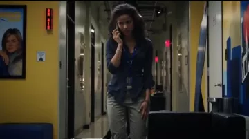 James Perse Deep Slub Panel Shirt usado por Hannah Shoenfeld (Gugu Mbatha-Raw) en The Morning Show Season01 Episode08