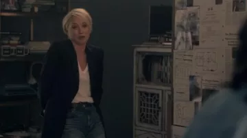 Madewell White V Neck Tee worn by Noa Havilland (Katherine LaNasa) in Truth Be Told Season 1 Episode 2
