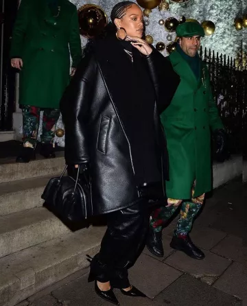 Balenciaga Surdimensionné avec Ceinture Simili Shearling Garnis de Faux Manteau de Cuir, porté par Rihanna Annabel du 9 décembre 2019