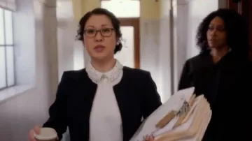 Ted Baker White Alaynaa Embellished Collar Top usado por Sherri Kansky (Ruthie Ann Miles) en All Rise (Temporada 01 Episodio 10)