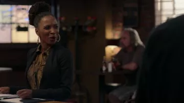 Current/Elliott Jaune imprimé Serpent Shirt porté par Veronica Fisher (Shanola Hampton) dans Shameless Saison 10, Épisode 05