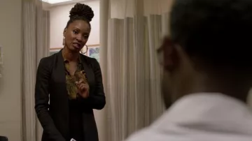Alice + Olivia Black Collarless Blazer usado por Veronica Fisher (Shanola Hampton) en Shameless Temporada 10 Episodio 5