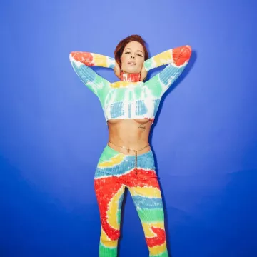 Giu Giu Nonna Pantalon dans la lumière du Soleil portés par Halsey sur son Instagram account @iamhalsey