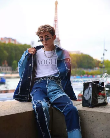 Black Flame Sunglasses of Lythan Cottaz on the Instagram account @lythancottaz