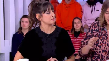 El vestido corto en terciopelo y encaje con manga corta oversize y cuello redondo de Emilie Papatheodorou en Clique el 09.12.2019
