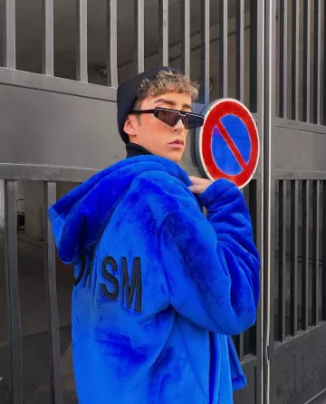 Balenciaga Rec­tan­gle Ski Sun­glass­es of Lythan Cottaz on the Instagram account @lythancottaz