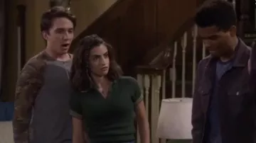 Urban Outfitters Vert Polo Top Pull porté par Ramona Gibbler (Soni Nicole Bringas) dans Fuller House Saison 5 Épisode 8