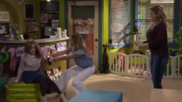 Gap Blue Side Striped Jeans usados por Stephanie Tanner (Jodie Sweetin) en Fuller House Temporada 5 Episodio 8