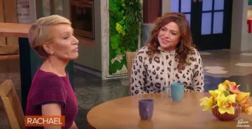 Minnie rose. Coton de Soie d'Impression de Léopard de Sport de Bande de Hoodie, portés par Rachael Ray sur Rachael Ray Show le 5 décembre 2019