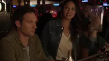 Madewell Blanc col en v tendance Tee porté par Lucy Chen (Melissa O'Neil) dans Le titre de Recrue de la Saison 02, Épisode 10