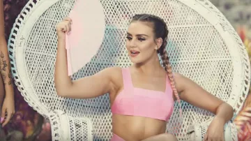 El traje de baño rosa de Perrie Edwards en el video musical Shout Out to My Ex de Little Mix