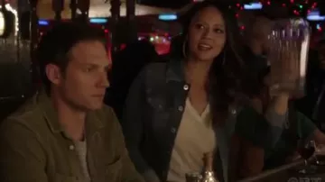 Vince Authentique Veste en Jean porté par Lucy Chen (Melissa O'Neil) dans Le titre de Recrue de la Saison 02, Épisode 10