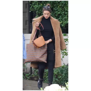 Bolso pequeño Loewe Gate usado por Alessandra Ambrosio Brentwood 4 de diciembre de 2019